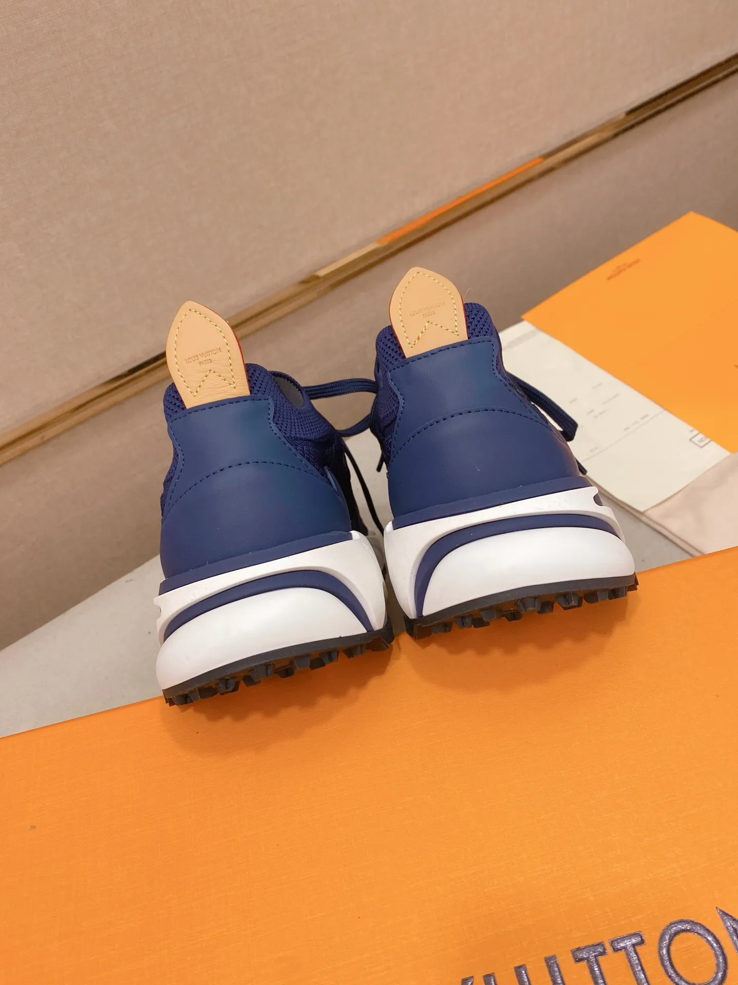 Men's Men's Shoes💰: 620💰The high version of the LV Runner Tatic sneakers are made of a whole piece of technical knitting to create an easy-to-take-on design, and are trimmed with cow leather to outline the upper. The LV logo on the side creates a dynamic feel among the textures, and the leather back strap is shaped like the handle fasteners in the Louis Vuitton leather goods collection. Mixed materials Laces Louis Vuitton accents Rubber outsole with Vuitton logo Size 39-44 Customizable 38.45.46